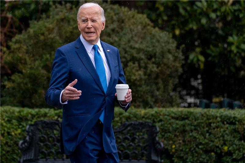 Wie fit ist der US-Präsident? Bidens neuer Gesundheitscheck Biden macht regelmäßig Schlagzeilen mit Patzern, Versprechern und kleineren Fehltritten.