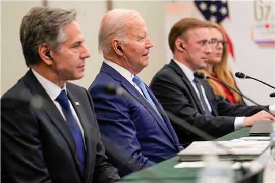 Bidens nationaler Sicherheitsberater Jake Sullivan (r) mit dem US-Präsidenten und US-Außenministern Antony Blinken (l).