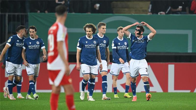 Union Berlin fliegt nach 0:2 in Bielefeld aus dem Pokal Bielefeld jubelt, Union ärgert sich.