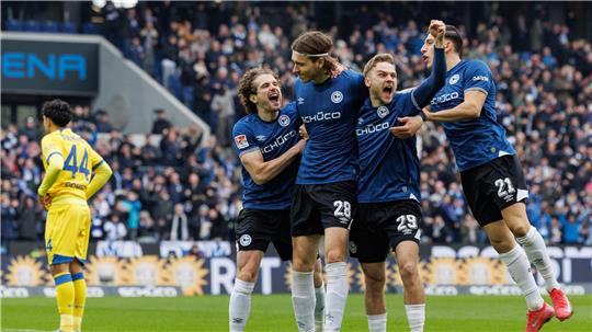 Bielefeld jubelt über den Treffer zum 1:0. 