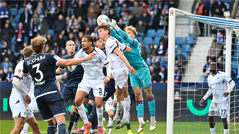 Hofmann erlöst Bochum mit Siegtreffer gegen Bielefeld Bielefelds Torwart Kersken war gut beschäftigt.