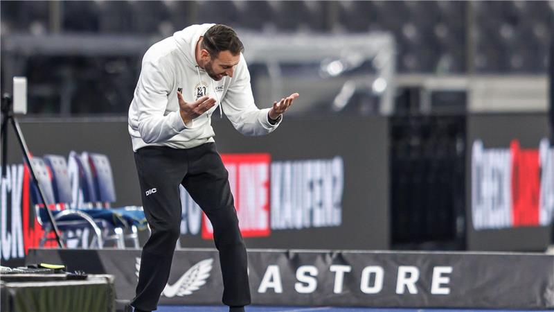 Hertha kassiert in letzter Sekunde Ausgleich gegen Bielefeld Bielefelds Trainer Mitch Kniat verzweifelte teilweise am Seitenrand.