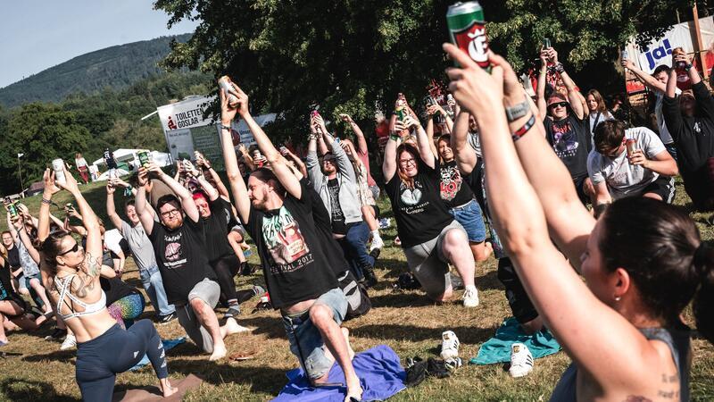 Bier-Yoga ist eine beliebte Disziplin beim Festival in Wolfshagen.