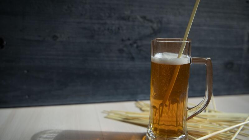 Bier durch einen Strohhalm trinken? Dafür gab es einmal gute Gründe.