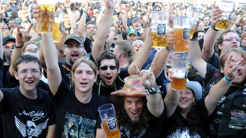 Bier gehört oft dazu, wenn es etwas zum Feiern gibt: Fans bejubeln den Auftritt einer Band beim Heavy-Metal-Festival im schleswig-holsteinischen Wacken.
