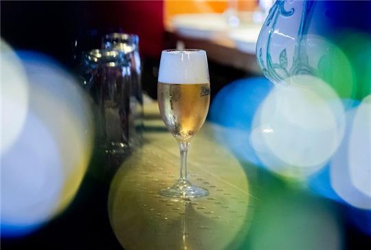 Bier ist ein beliebtes Getränk und Teil der nationalen Kultur. Foto: Christoph Soeder/dpa/dpa-tmn