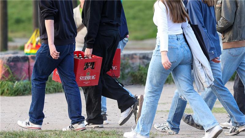 Bier und Wein darf man in Deutschland ab 16 Jahren trinken, laut einer Umfrage wünschen sich 52 Prozent eine Anhebung dieser Altersgrenze. (Symbolbild)