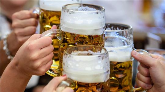 Bier wird in Deutschland seltener getrunken. 