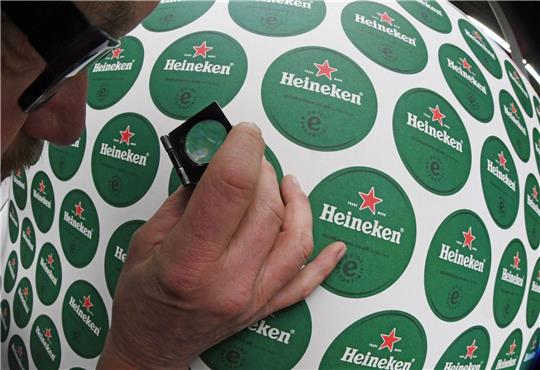 Bierdeckel für Heineken: Der Bierbrauer ist mit den derzeitigen Absatzzahlen nicht zufrieden.
