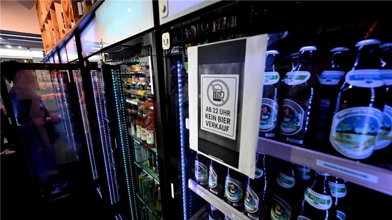 Bierflaschen dürfen in den Kiosken ab 22.00 Uhr nicht mehr abgegeben werden.
