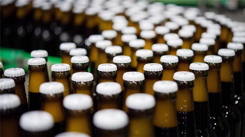 Brauerei Veltins verkauft so viel Bier wie noch nie Bierflaschen mit Kronkorken laufen durch die Produktion der Veltins-Brauerei in Meschede-Grevenstein über die Förderbänder einer Befüllungsanlage.