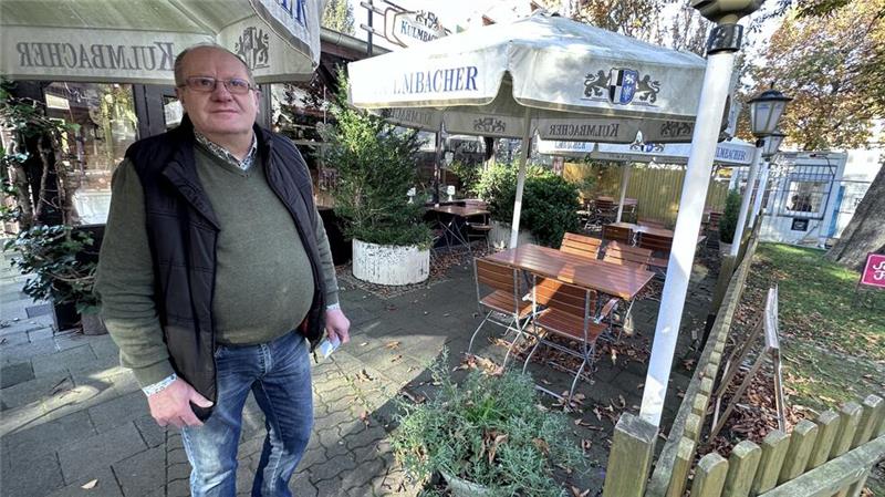 Schmiedestraße für Fußgänger gesperrt: Was sagen die Anlieger? Biergarten-Betreiber Slawomir Niemczyk sagt, er habe 70 Prozent Umsatzeinbußen durch die Baustelle.