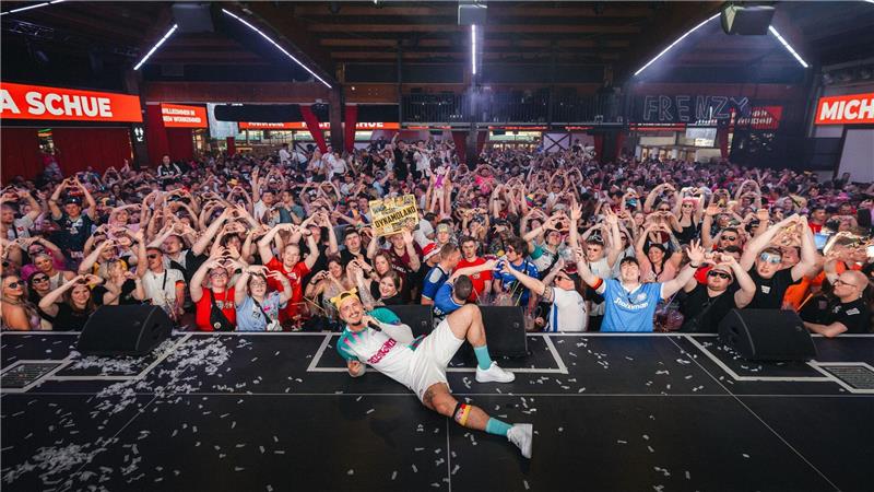 Ballermann statt Bundesliga: Michael Schüler singt WM-Song Bierkönig statt Bolzplatz: Micha Schue tritt stets im Trikot auf.