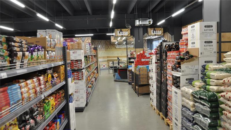 Größerer Özdemir-Market öffnet am Mittwoch am neuen Standort Bilck in den Markt: Die Regale sind gefüllt.