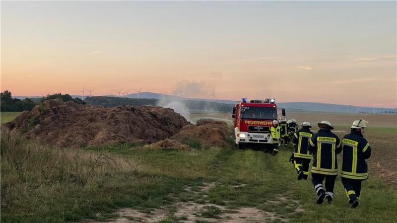 Dienstagfrüh wurden die Feuerwehren erneut zum Misthaufen an der K 83 alarmiert.