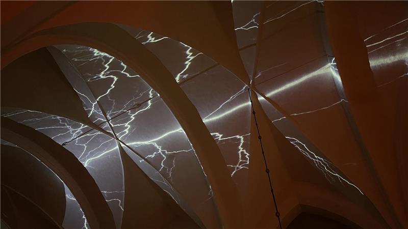 Blitze zucken beim Halloween-Gottesdienst unter der Decke der Hornburger Marienkirche.
