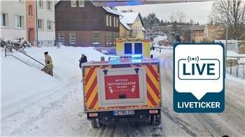 Ein Einsatzfahrzeug der Bergwacht ist auf dem winterlichen Brocken unterwegs.