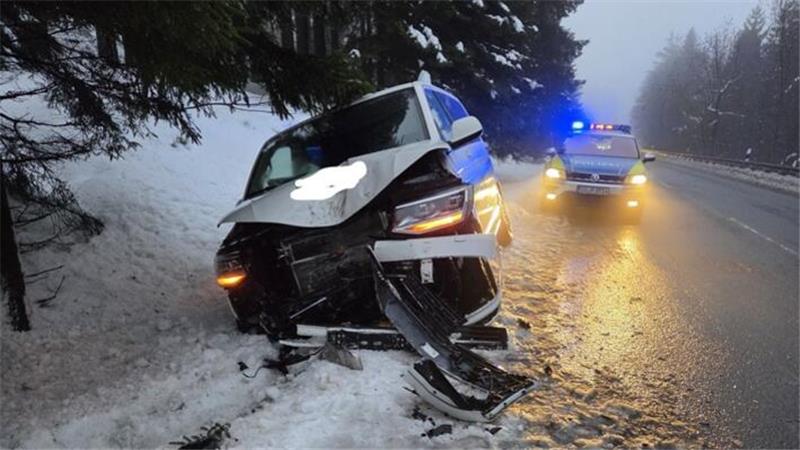 Transporter rammt Baum bei Auerhahn – Fahrer (42) verletzt