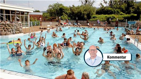Viele Kinder und Jugendliche baden in einem Freibad.