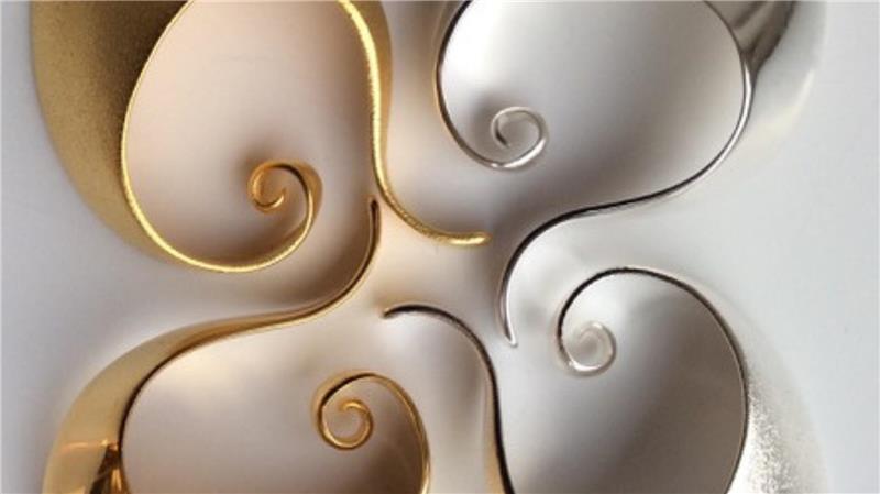 Kunsthandwerk mit Ostereiern und Bernhardinern Kunsthandwerk mit Ostereiern und Bernhardinern