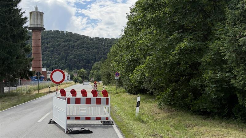 Das Foto zeigt ein Sperrschild auf der Fahrbahn einer Straße.