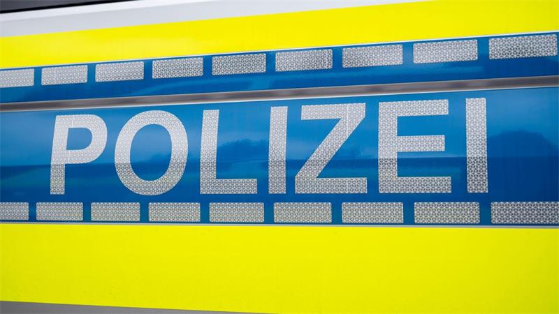 Das Wort „Polizei“ steht auf einem Polizeiauto.