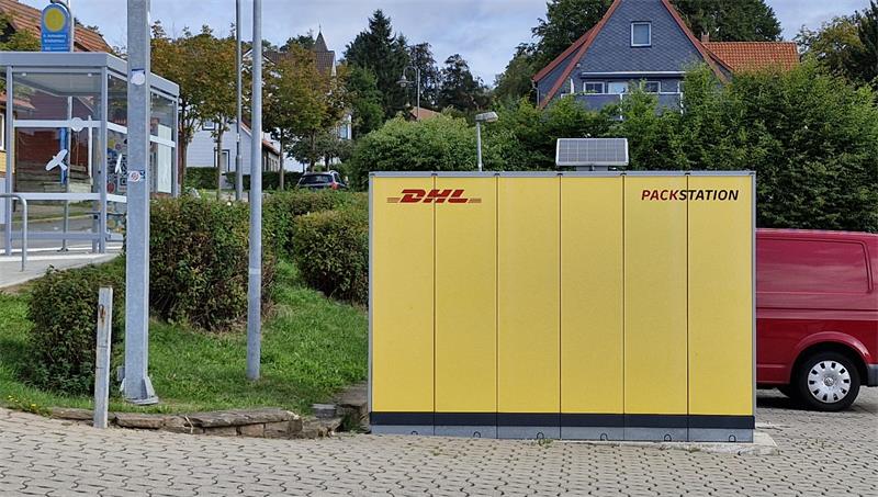 Das Foto zeigt eine DHL-Packstation.