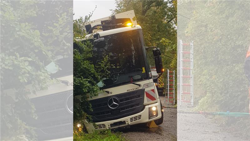Seesen: Müllfahrzeug droht Abhang herabzurutschen Seesen: Müllfahrzeug droht Abhang herabzurutschen