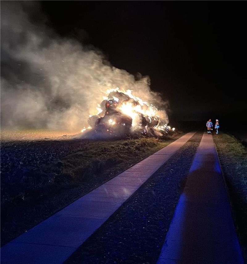 Strohballen bei Lüttgenrode in Flammen – Feuerteufel?