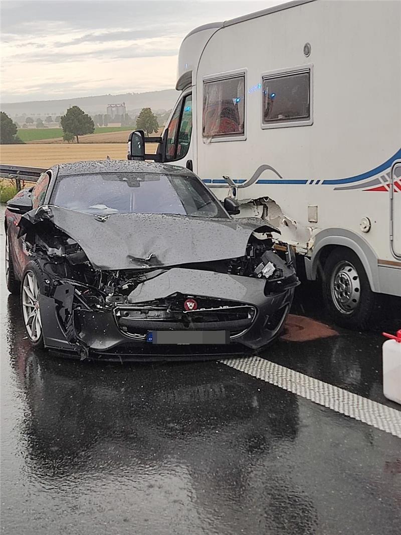 Auto schleudert gegen Betonwand und kollidiert mit Wohnmobil