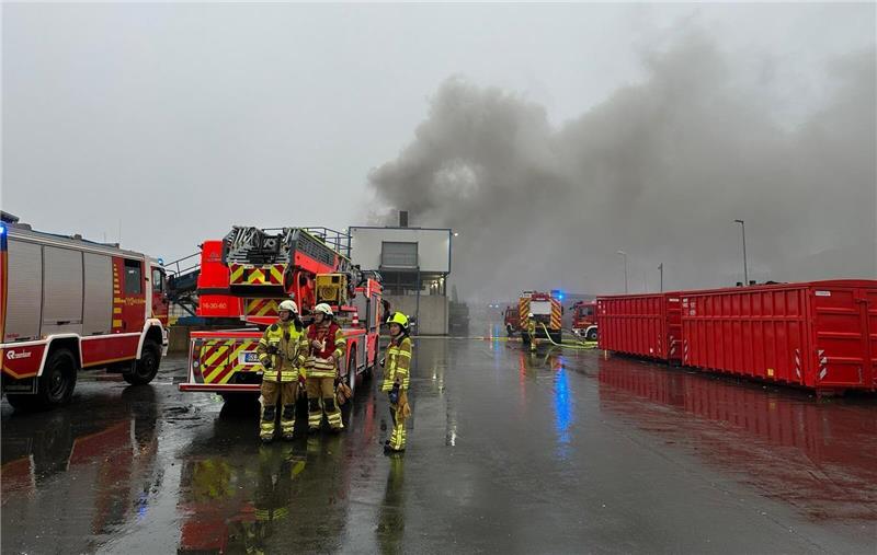 120 Feuerwehrleute kämpften gegen Brand bei Elektrocycling 120 Feuerwehrleute kämpften gegen Brand bei Elektrocycling