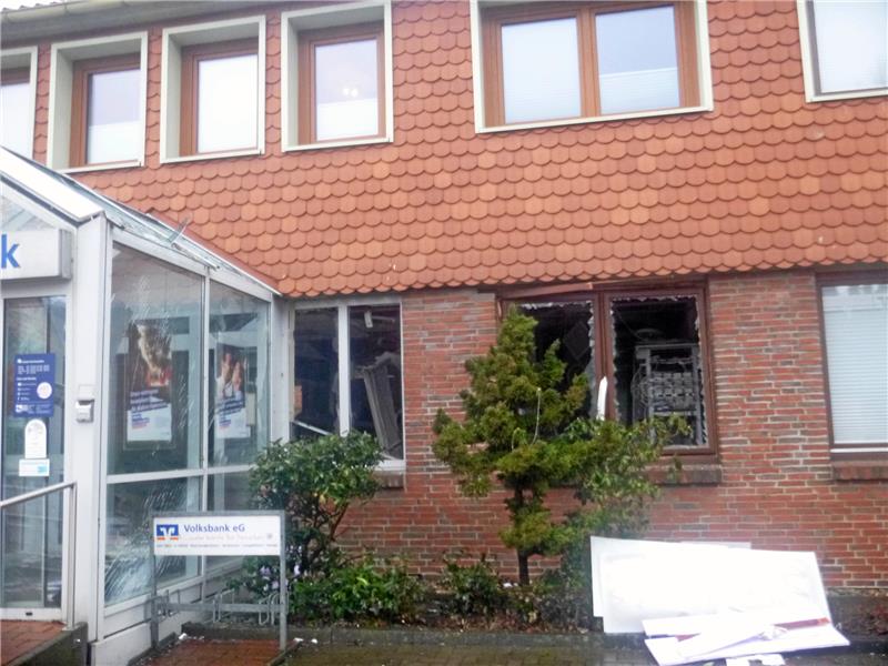 Räuber sprengen Geldautomaten von Bankfiliale in Holle