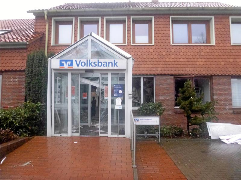 Räuber sprengen Geldautomaten von Bankfiliale in Holle