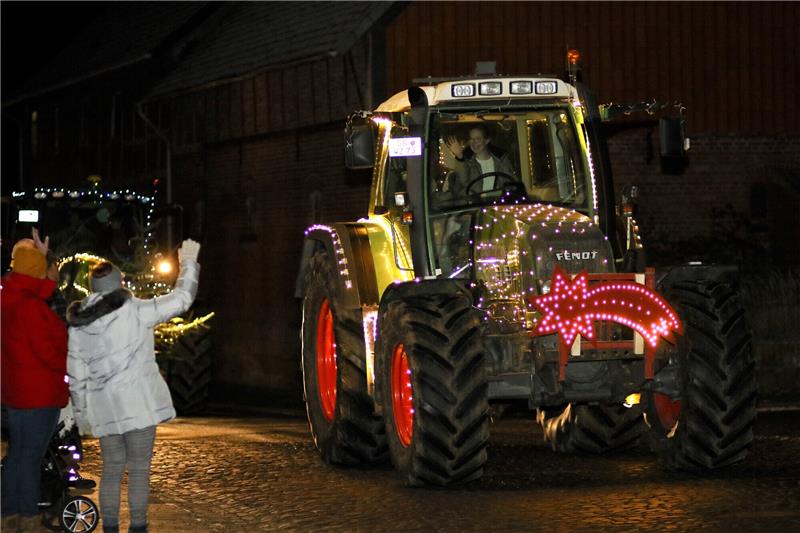 Lichterfahrt im Harz: Funkelnde Trecker ziehen ihre Runden Lichterfahrt im Harz: Funkelnde Trecker ziehen ihre Runden
