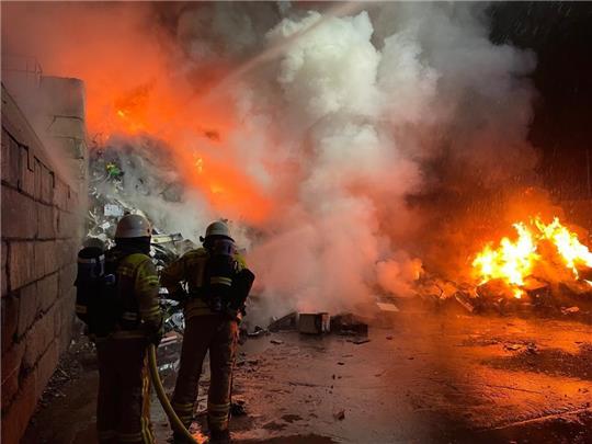 Harlingeröder Elektroschrott fängt Feuer – meterhohe Rauchsäule