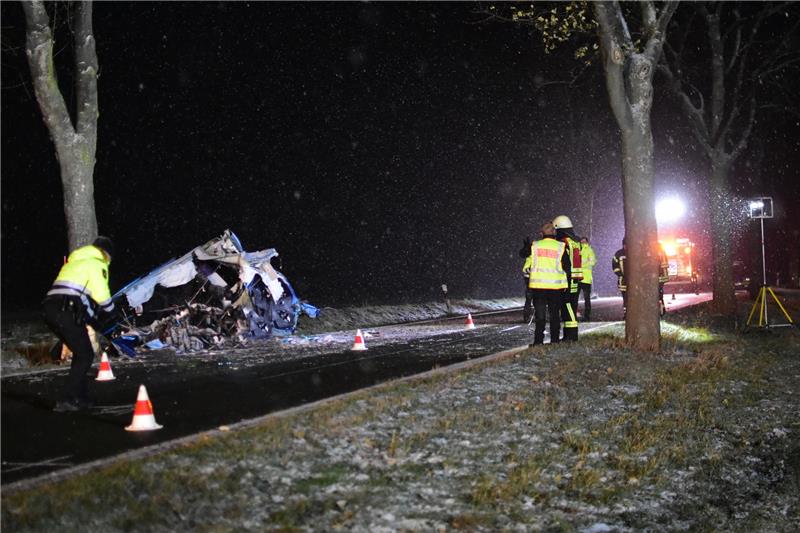 Unfall auf L500: Halberstädter (29) prallt gegen Baum und stirbt Unfall auf L500: Halberstädter (29) prallt gegen Baum und stirbt