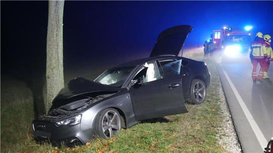 B 248: Feuerwehr befreit Verletzten aus Autowrack
