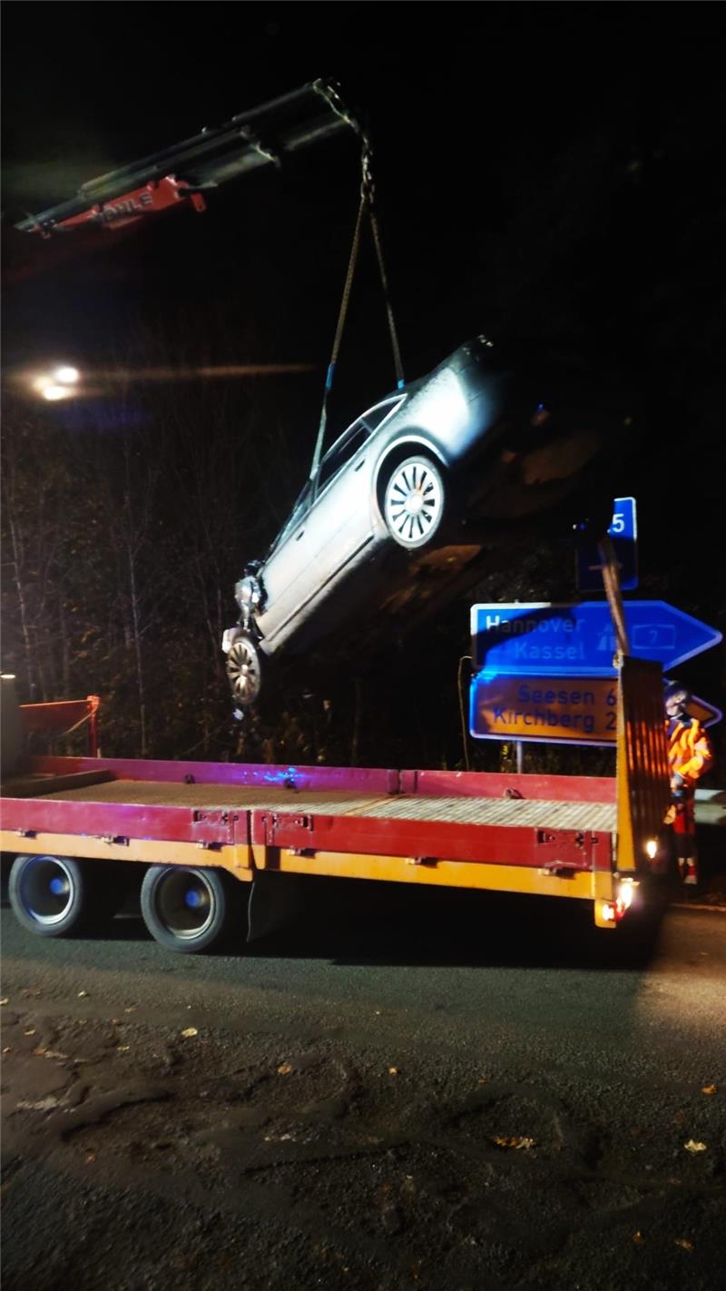 Pkw-Fahrer (23) flüchtet nach Unfall aus Auto – Einsatzkräfte suchen ihn Pkw-Fahrer (23) flüchtet nach Unfall aus Auto – Einsatzkräfte suchen ihn