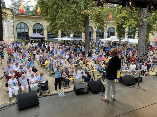 Der Party-Samstag beginnt mit einem Umzug – die schönsten Fotos