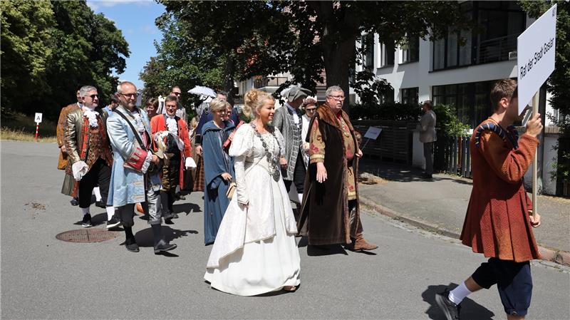 Schützenumzug löst sich schon vor dem Festzelt auf Schützenumzug löst sich schon vor dem Festzelt auf