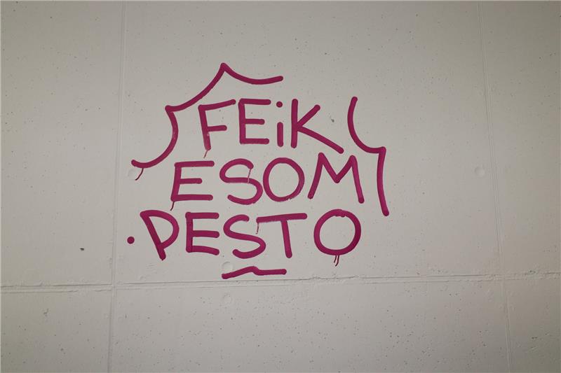 Graffiti-Schmierereien am neuen Bahnhof Graffiti-Schmierereien am neuen Bahnhof