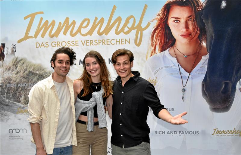 „Immenhof“-Schauspieler von kleinen Fans gefeiert „Immenhof“-Schauspieler von kleinen Fans gefeiert