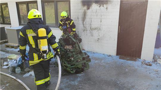Müllcontainer geht in Flammen auf