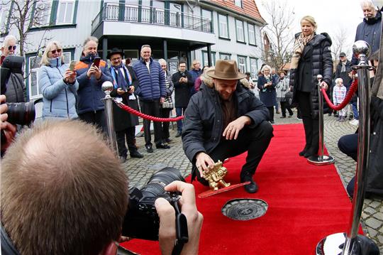 Max Mutzke enthüllt Autogrammplatte auf Lincke-Platz