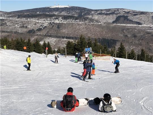 Wintersport ab 7 Uhr: Ski- und Snowboardfahren zum Sonnenaufgang