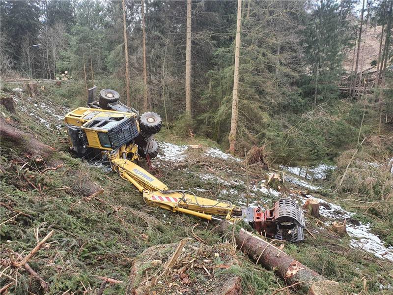 Forstmaschine rutscht Abhang hinunter: Fahrer leicht verletzt