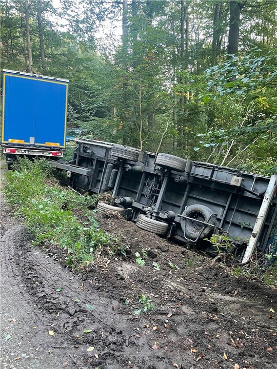 Lkw kippt von Waldweg: Langer Bergungseinsatz