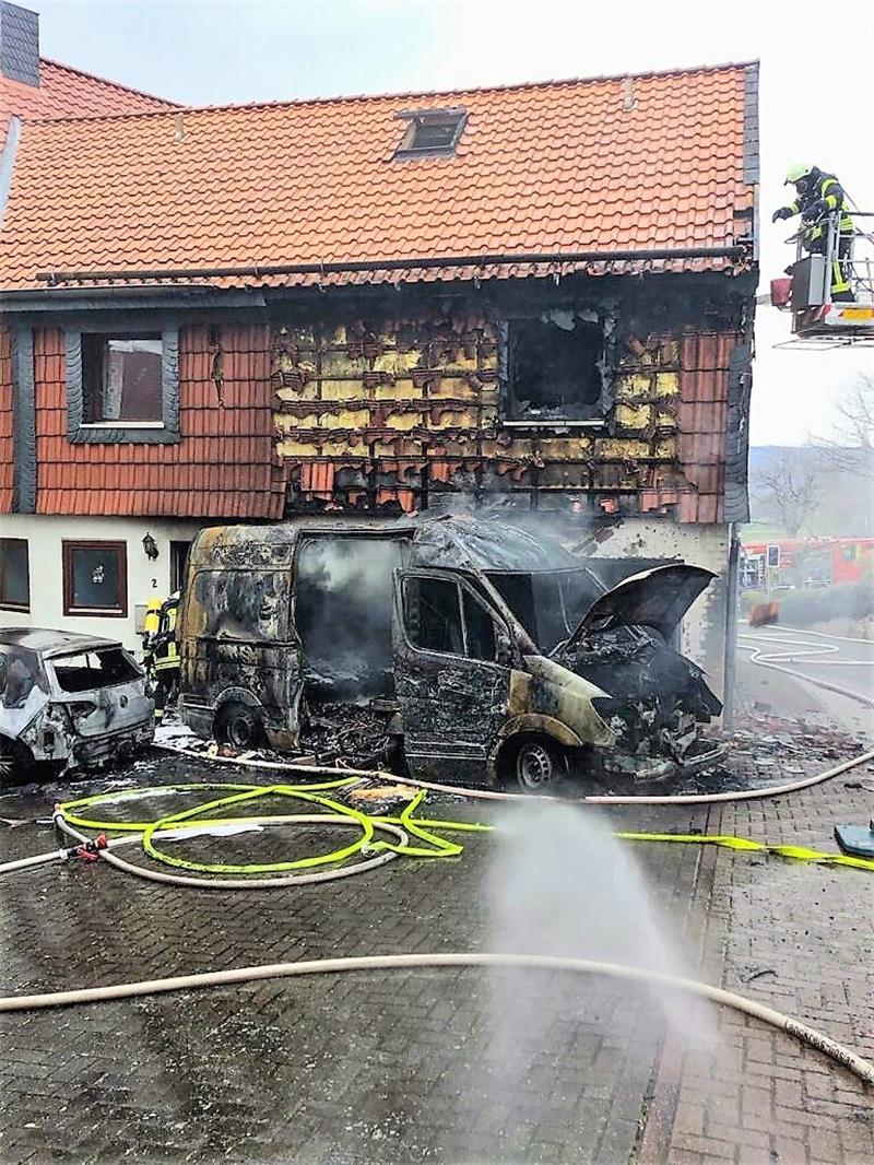 Brennender Lieferwagen: Drei Personen bei Feuer in Nauen verletzt