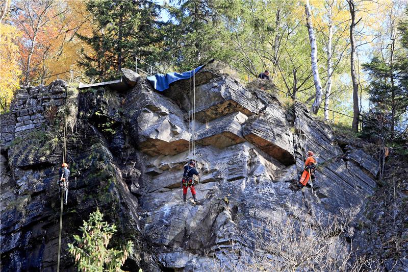 Bergsteiger sichern Wand bei Romkerhall