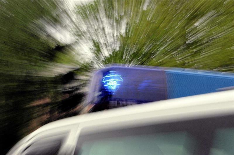 Taxifahrer mit Messer bedroht und Geld gestohlen